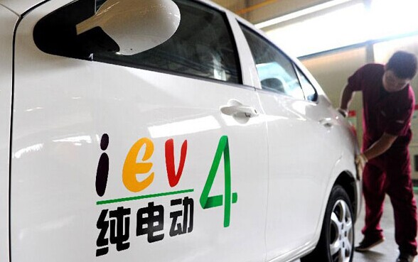 A worker checks a pure electric car at a workshop in Jianghuai Automobile Co Ltd in Hefei, capital of East China's Anhui province, Aug 19, 2014.  (File photo/Xinhua)