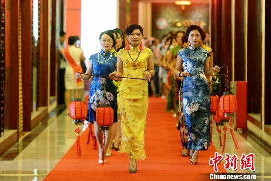 Women in Cheongsam stage a catwalk show in Changsha, capital city of Central Chinas Hunan province, May 10, 2015.(Photo/Chinanews.com)