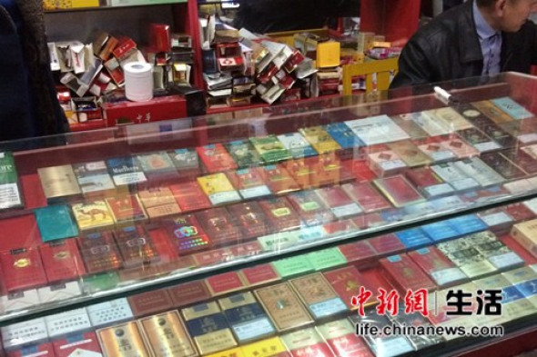 Different brands of cigarettes are sold in a store in Beijing. (Photo/Chinanews.com)