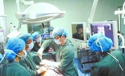 Screenshot from a video clip shows doctors is operating for pregnant woman. (Screenshot from BTV)