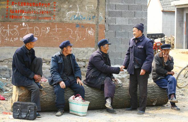 Some rural seniors get together to have a casual chatting. Nearly 40 percent of Chinese rural seniors do not have children living close enough for support purposes despite strong demand, Economic Daily reports, citing a survey. (File photo)