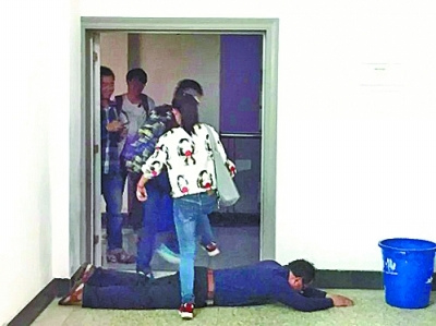 A student walks over Zhang Nengli, a college teacher at Wuhan University of Technology on May 11. (Photo/Wuhan Evening News)