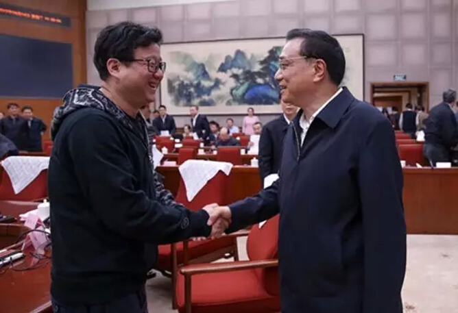 Chinese premier Li Keqiang shakes hands with  Ding Lei (L), the founder and CEO of NetEase. (File photo) 