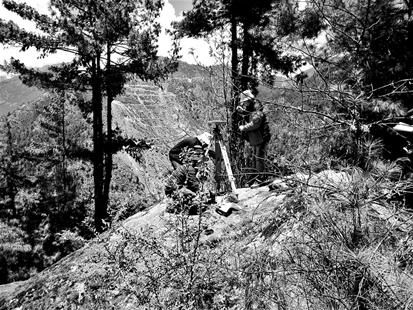 Earthquake researchers observe in a wild field in Tibet. (Photo/www.cnhubei.com)