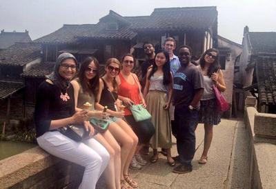 Foreign tourists visit Wuzhen town, Zhejiang province. (File photo)