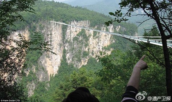 The world's longest and highest glass-bottomed bridge is to open in Zhangjiajie, Hunan province. (Photo/People's Daily Online)