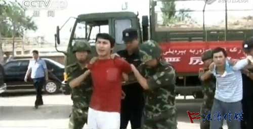 Suspects are seized during an anti-terrorism campaign in Xinjiang last year. (File photo/China Law Media Net)