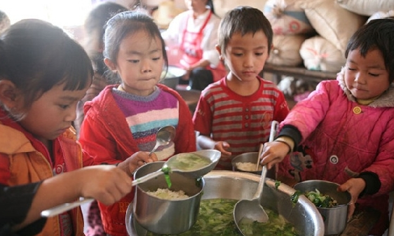 The physical and mental health of children in destitute rural areas is far below average levels, according to a report jointly released by the All-China Womens Federation and the National Health and Family Planning Commission. (Photo/Beijing Morning Post)