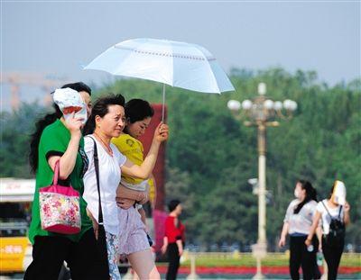 People hold umbrellas in the sun. Ozone has overtaken PM2.5 as the top pollutant of Beijings air. (Photo/Chinanews.com)