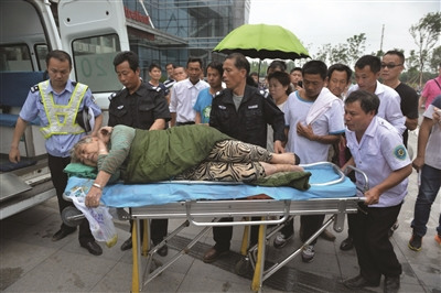 65-year-old Zhu Hongmei is rushed to a hospital after being saved by rescuers on June 2, 2015. (Photo/Chinanews.com) 