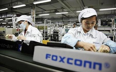 Foxconn workers in an unspecified factory. (Photo/xinmin.cn)