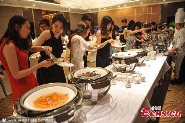 Some 100 well-dressed graduates attend a prom at a five-star hotel in Ningbo city, East Chinas Zhejiang province, May 27, 2015.  (Photo/CFP)
