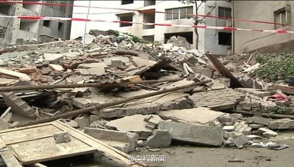 A seven-storey building in Zunyi city, Guizhou province in southwest China, collapse at midnight, June 10, 2015. (Photo/sina weibo of CCTV)