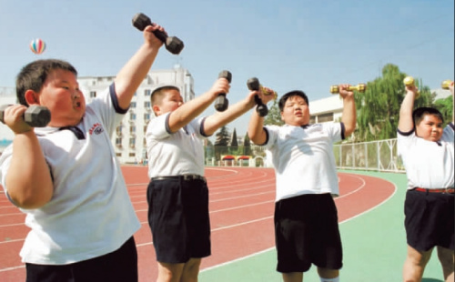 Obese children do exercise to reduce weight.(File photo/Beijing News)