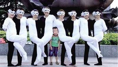 Elderly dancers wear two-tone suits and silver eye masks while dancing. (Photo/Zhengzhou Evening News) 