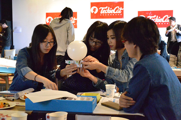 Women interested in technology attend TechieCat's workshop in DotGeek Cafe in Zhongguancun, Beijings innovation hub on May 9, 2015. (Photo courtesy of TechieCat)