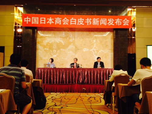 Press conference on the release of the Japanese Business in China White Paper 2015 is held in Beijing on June 17, 2015. Kazuaki Tanaka (middle), chairman of the Japanese Chamber of Commerce and Industry, and Yoshihisa Tabata (right), director-general of the Beijing office of the Japan External Trade Organization, addressed the media. (Photo: Ecns/Qian Ruisha)