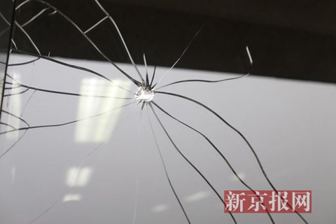 Cracks can be seen on the window panes of the Junefield Plaza in Beijing, June 25, 2015.  (Photo/The Beijing News)