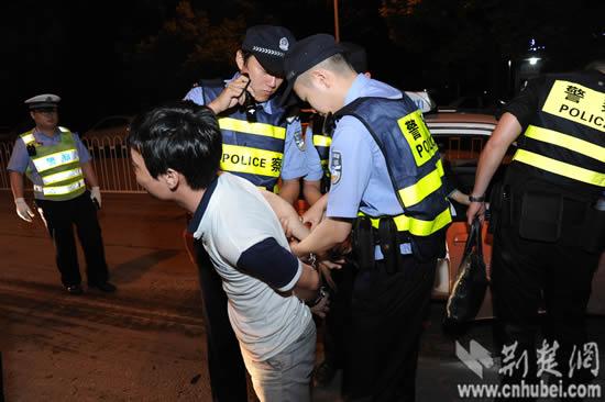 Police in Wuhan, Hubei province, seize a female carpool driver driving under the influence of drugs on night of June 25, 2015.(Photo/www.cnhubei.com)