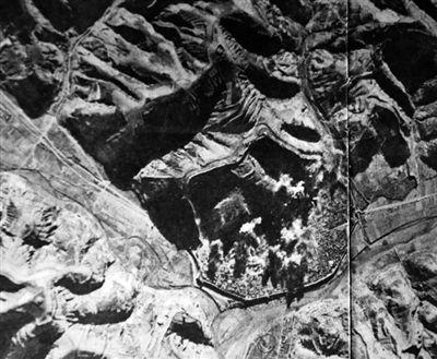 A photo taken by a military correspondent in Oct 1939 shows Japanese airforce bombs Yan'an, Shanxi province. (Photo/Chongqing Morning Post) 
