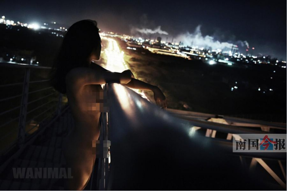 A naked girl stands on a bridge at night in Liuzhou, Guangxi Zhuang autonomous region. (Photo from the photographer's website)