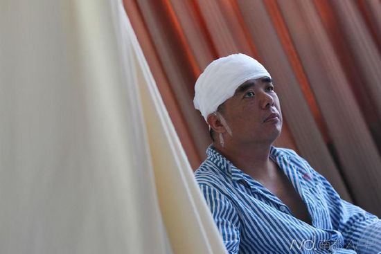 A patient surnamed Wang is ready to leave the hospital where he has received brain surgery. (Photo/Southern Metropolis Daily) 