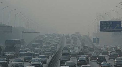 Cars run on a heavily smoggy day in Beijing. (File photo)