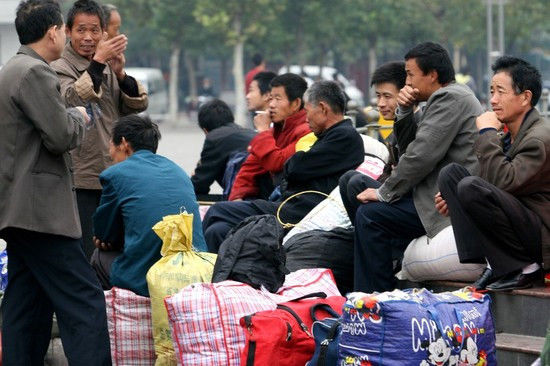 Migrant workers wait to find new jobs. (File photo/21st Century Business Herald)
