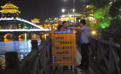Ticket inspectors work till 11 p.m. in the ancient town of Fenghuang, Hunan province. (Photo/Beijing Times)