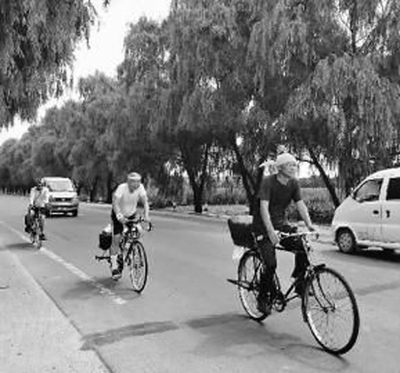Three Japanese ride bicycles along the route the Japanese troops took when pulling out of China. (Photo/New Culture Newspaper)