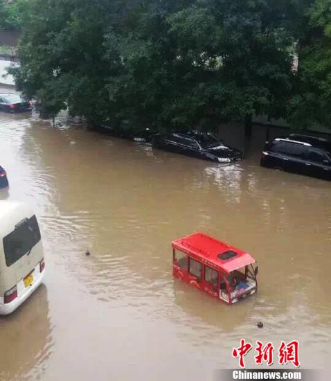 Vehicles are in flood in Beijing's Fangshan district, July 17, 2015. (File photo/Chinanews.com)