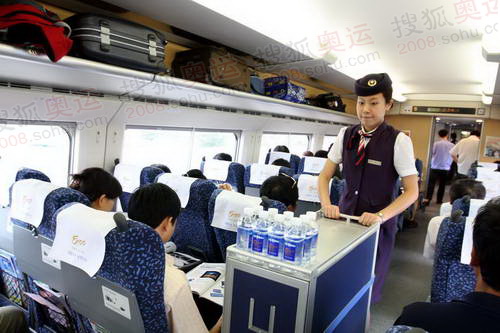 An attendant delivers free water on a high-speed train.  (File photo)