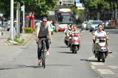 Daniel Price, a British guy who is currently on an inter-continental bike ride from Antarctica to Paris, has kicked off his Chinese adventure in Chengdu. (Photo/West China Metropolis Daily)