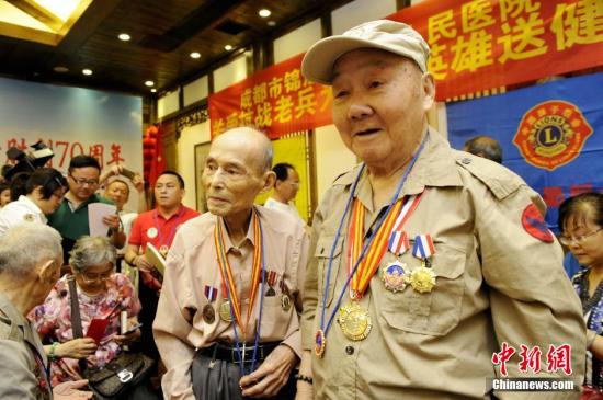 Veterans from the War of Resistance Against Japanese Invasion (1937–1945) get together. (Photo/Chinanews.com)
