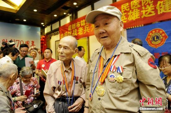 Veterans from the War of Resistance Against Japanese Invasion (1937C1945) get together. (Photo/Chinanews.com)