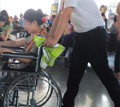 An airline stewardess on Hainan Airlines flight HU7148 is injured as the plane encountered strong turbulence on its way from Chengdu to Beijing on Tuesday afternoon. (Photo/Beijing News)