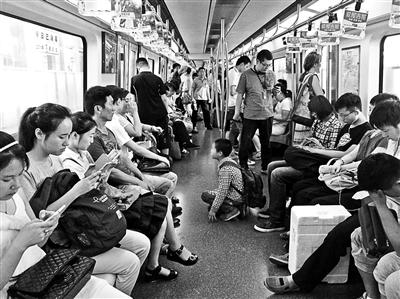 A child begs on a Beijing subway train during the summer vacation. (Photo/Beijing Youth Daily)