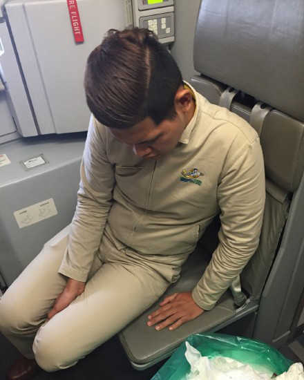 The Philippine steward who allegedly steals money from Chinese passengers. (Photo/People.com.cn)