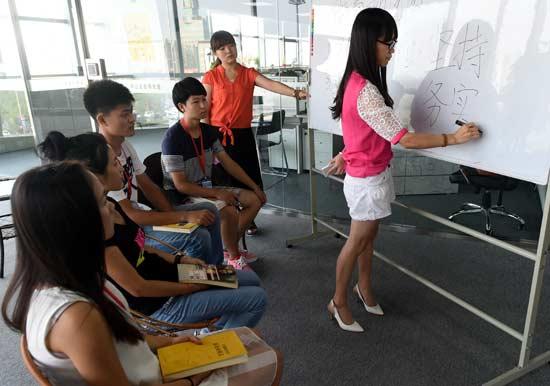 A startup business team shares experience at an innovation workshop in Langfang city of Hebei province, Aug. 13, 2015. (Photo/Xinhua) 