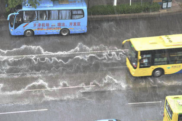 Foams are seen on the ground after it rains in Tianjin, Aug. 18, 2015. (Photo/caixin.com)