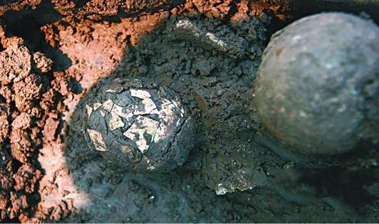 An egg more than 2,000 years old is excavated from a tomb in Tucheng town, southwest China's Guizhou province, Aug. 24. (Photo/www.gywb.cn)