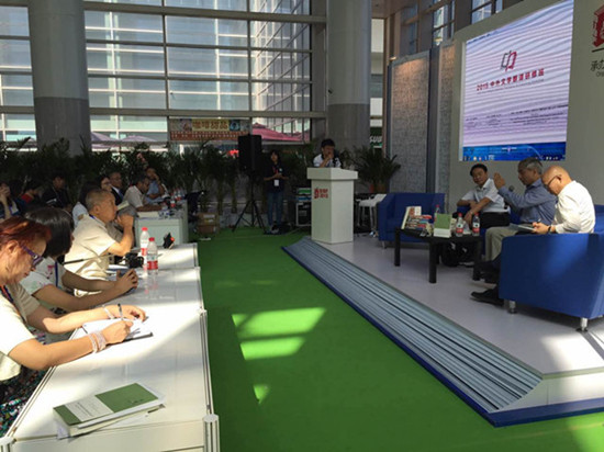 The 2015 Sino-foreign literature translation workshop is held at the Asian Hotel in Beijing from Aug. 25 to 29. Dozens of renowned translators, publishers, scholars and writers from around the world attend the seminars. (Photo courtesy of the Ministry of Culture)