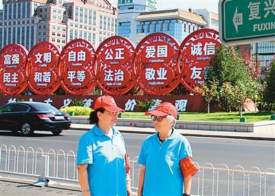 Volunteers wearing red hats and red armbands could be seen on Beijing streets. (Photo/People's Daily)