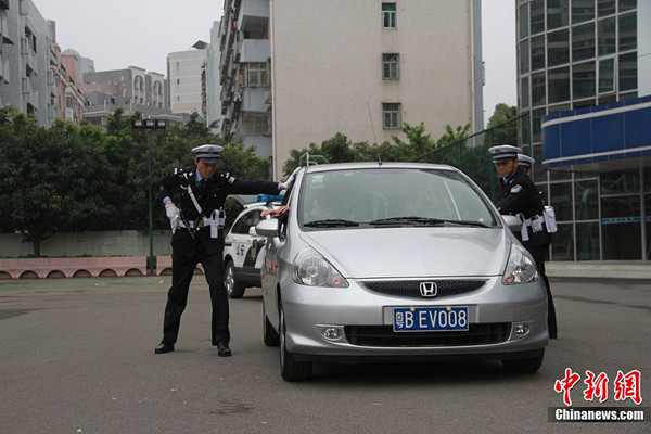 Photo shows traffic police officers in a drill. Shenzhen has intensified its crackdowns on traffic violations since August. (Photo/China News Service)