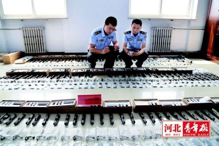Weaponsbullets and gun components seized by police. (Photo/Hebei Youth Daily)
