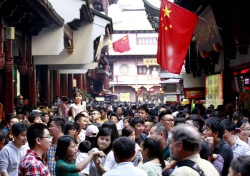 Tourists crowd into a commercial street in Yuyuan Garden in Shanghai during the National Day golden week holiday last year. (Photo:China Daily/Ding Ting)