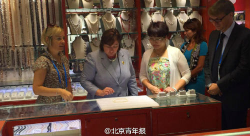 The Czech Republic's first lady Ivana Zeman (L2)is seeing jewlery at Silk Street market. (Photo/Weibo)