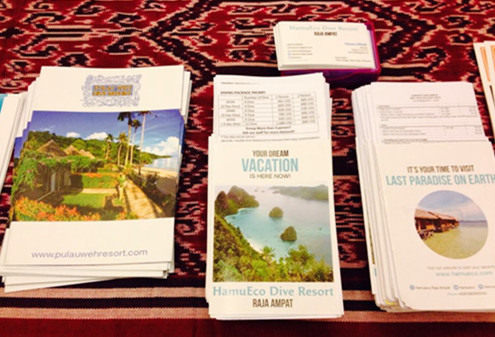 About 10 resorts, cruise owners and travel agencies from Indonesia give brochures on the marine sales event on Thursday, Sept.10. (Photo: ECNS/Qian Ruisha)