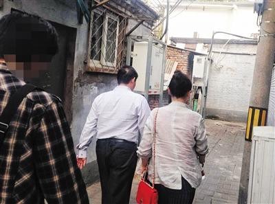 2 Doctor Zhong leads Mr. Chen to his clinic deep in the alley. (Photo/The Beijing News)