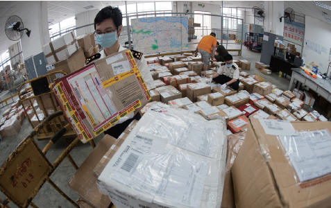 Wenzhou customs staffs inspect international parcels in July, 2014. (Photo/Wenzhou Evening News) 